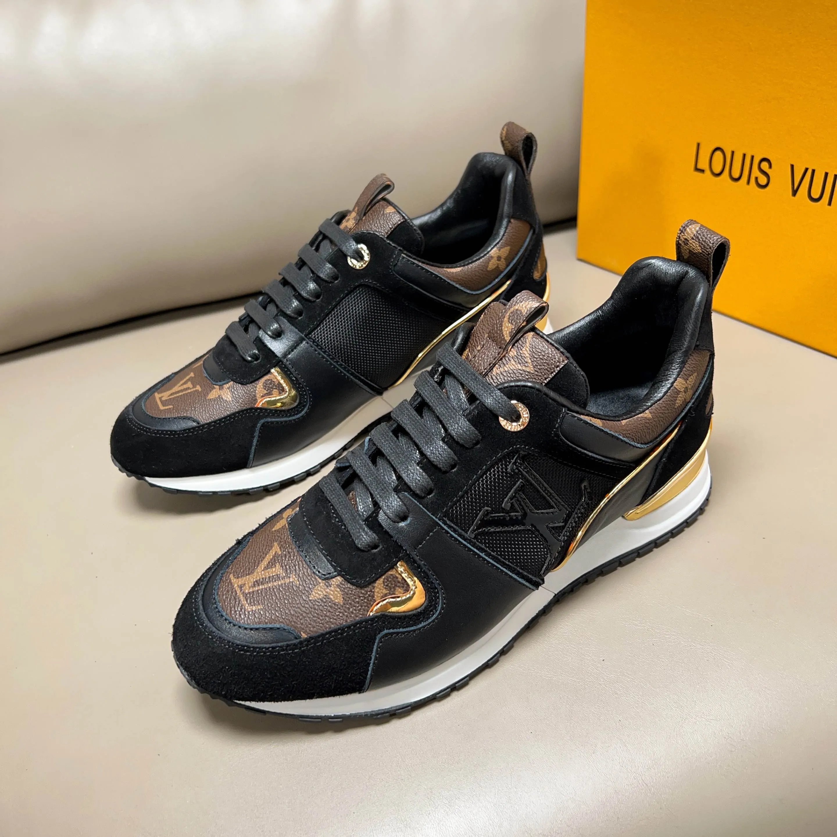 Factory price: 440💰【LV】Male and female couples model, sold simultaneously at counters, original classic 1:1 copy, original designer design, imported calf + sheepskin lining, L gold unique design on both sides, fashionable and trendy. 🔍🔍Original quality @ No pressure to enter and leave the counter at will, the original replica outsole is suitable for all kinds of travel, making it worth owning. Welcome all sellers to sell in the picture above. We can send one piece on behalf of you. Male size: 38-44 (can be customized to 45 sizes), female size: 35-39 (can be customized to 40 sizes)